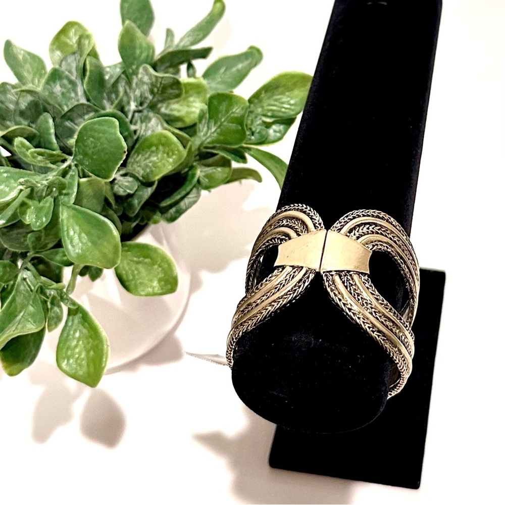 🌟 LAST ONE! 🌟 | CHICO’s Antiqued Gold Western Hinge Bangle | NWT - Picture 3 of 11
